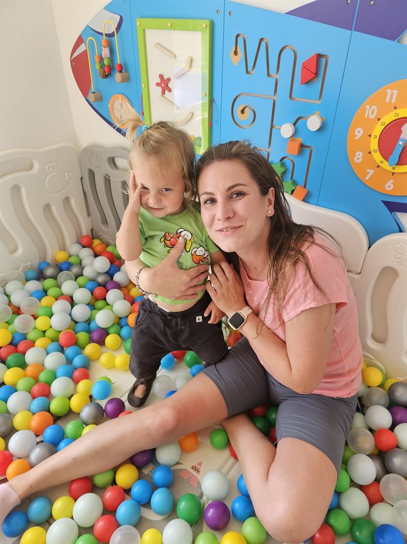 Klára Janotová s dítětem v bazénku s míčky