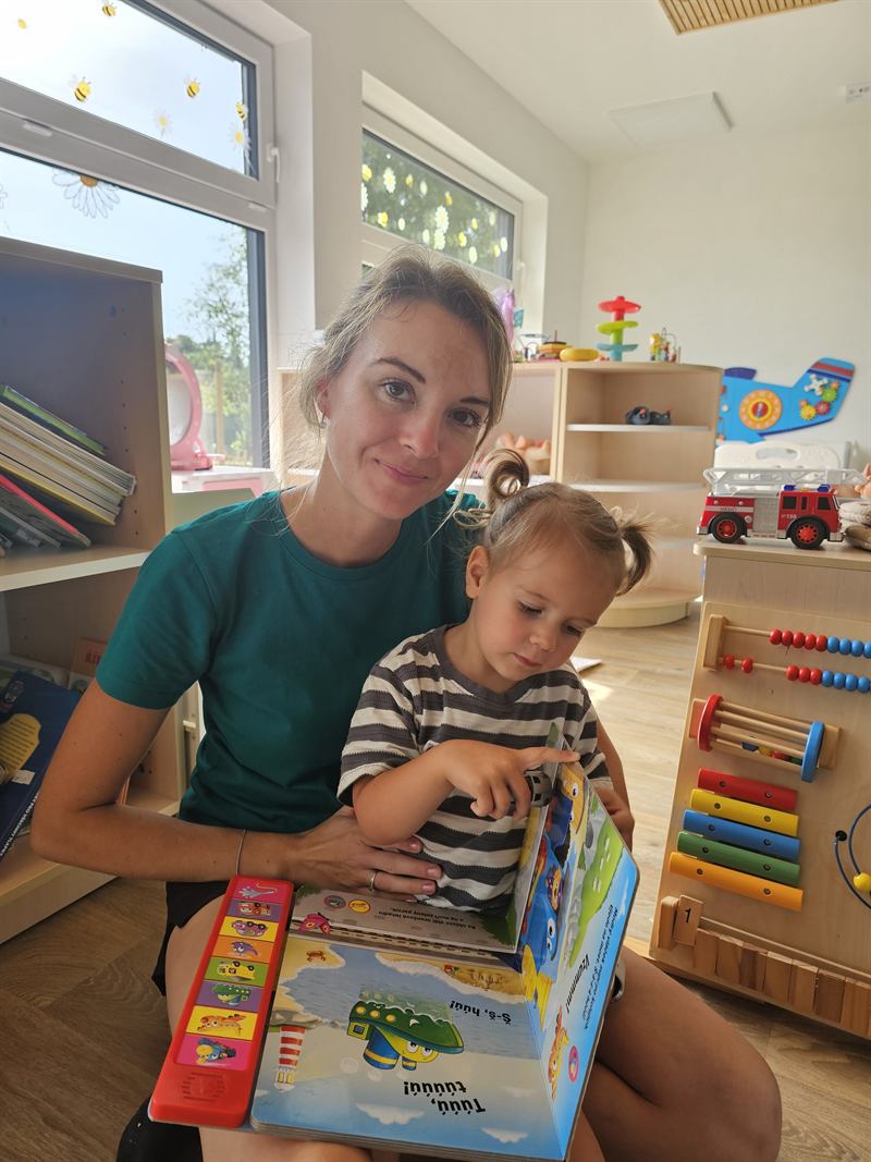 Simona Cibulková čte dítěti knížku